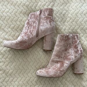 Elegant Velvet Ankle Boots in Pink